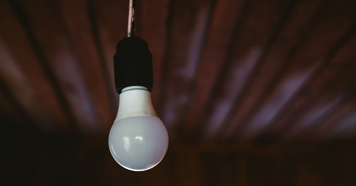 découvrez comment atteindre l'autonomie électrique à domicile grâce à des solutions durables et économiques pour réduire votre dépendance au réseau.