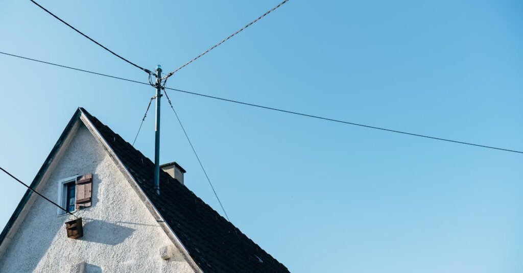 découvrez comment atteindre l'autonomie électrique à domicile grâce à des solutions innovantes et durables pour réduire votre dépendance au réseau.
