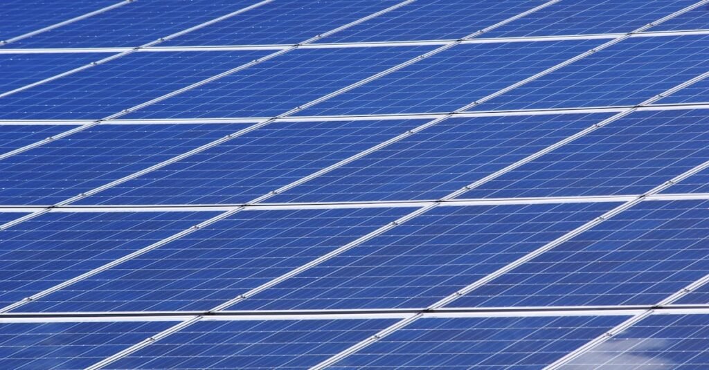 service professionnel de nettoyage de panneaux solaires pour optimiser votre production d'énergie et prolonger la durée de vie de vos installations.