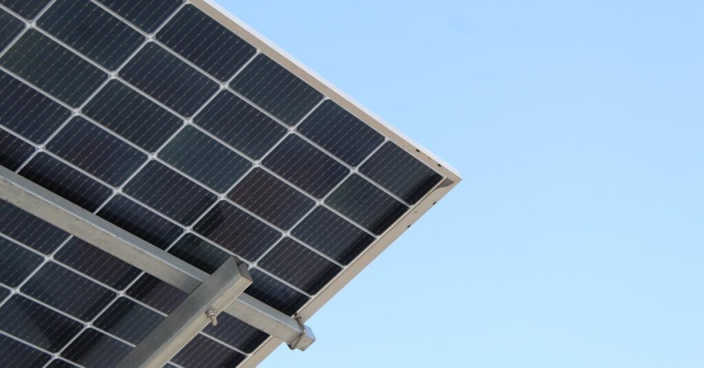 solutions de montage pour panneaux solaires : guide complet pour installer et optimiser vos panneaux solaires en toute sécurité et efficacité.