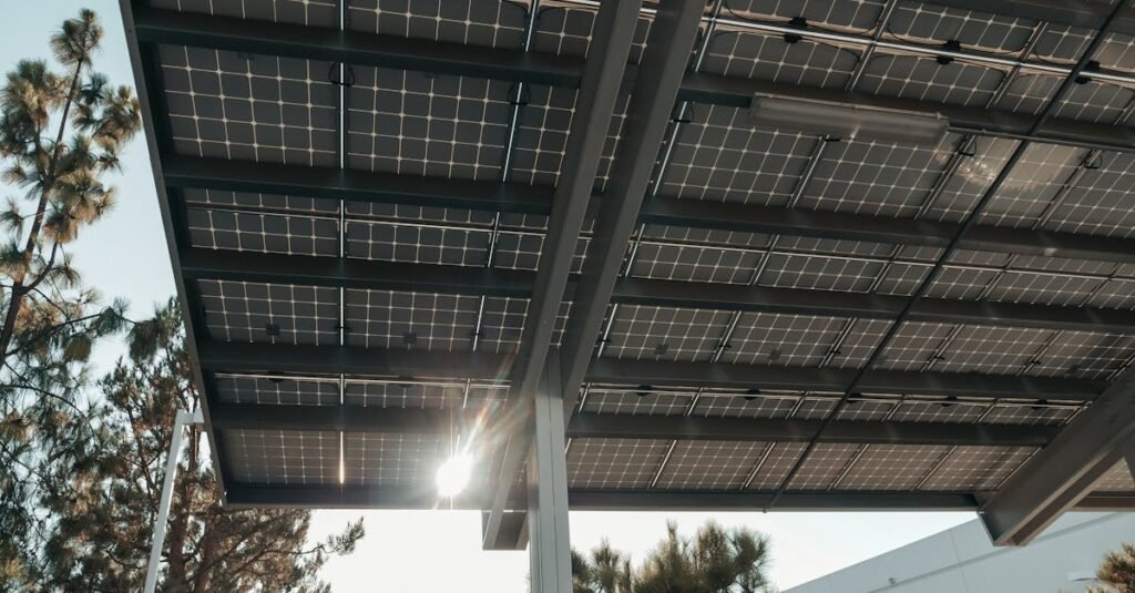 découvrez comment optimiser l'angle d'inclinaison de vos panneaux solaires pour maximiser la production d'énergie et améliorer l'efficacité de votre installation solaire.