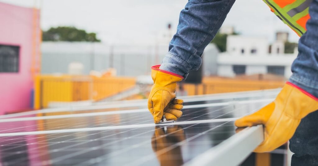 installation de panneaux solaires : profitez d'une énergie propre et renouvelable pour réduire vos factures d'électricité et contribuer à la protection de l'environnement.