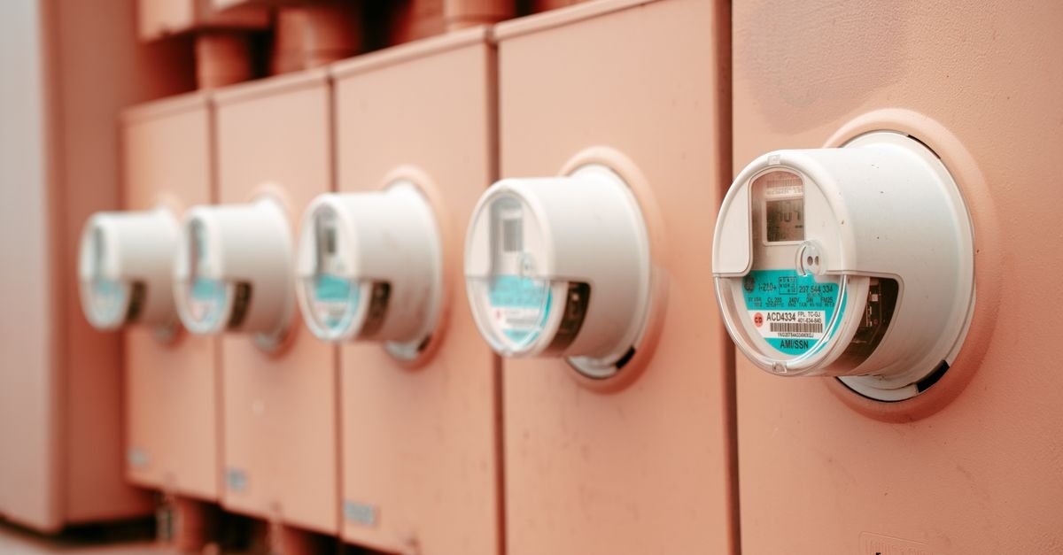 découvrez des astuces efficaces pour réduire la consommation d'électricité de votre maison et réaliser des économies d'énergie au quotidien.