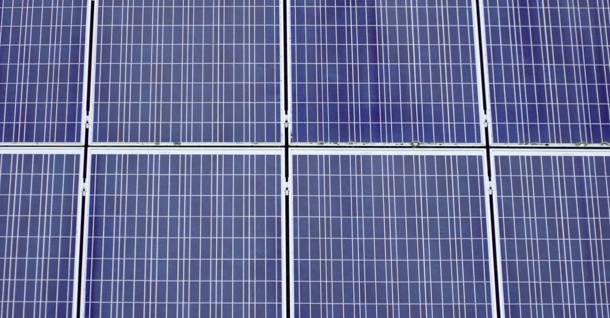 découvrez la durée de vie des panneaux solaires, les facteurs qui l'influencent et comment maximiser leur performance sur le long terme.