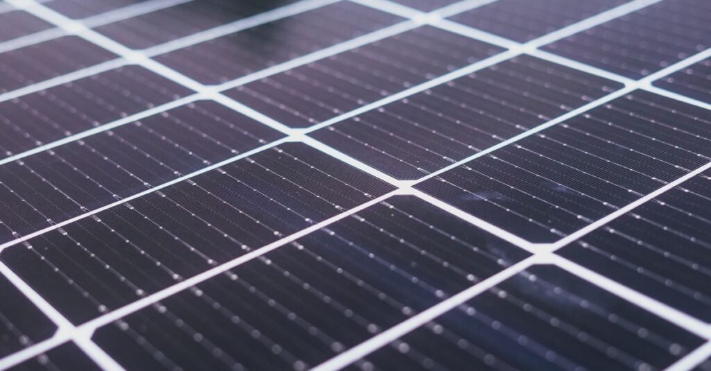 découvrez la durée de vie des panneaux solaires, les facteurs qui l'influencent et comment maximiser leur performance pour un investissement durable.