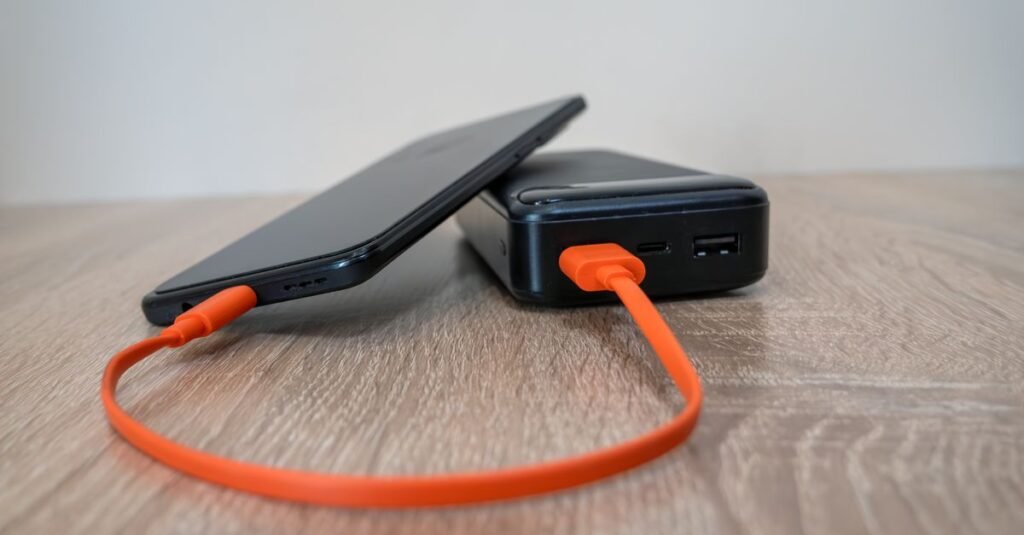 batterie externe solaire portable, écologique et pratique pour recharger vos appareils n'importe où grâce à l'énergie du soleil.