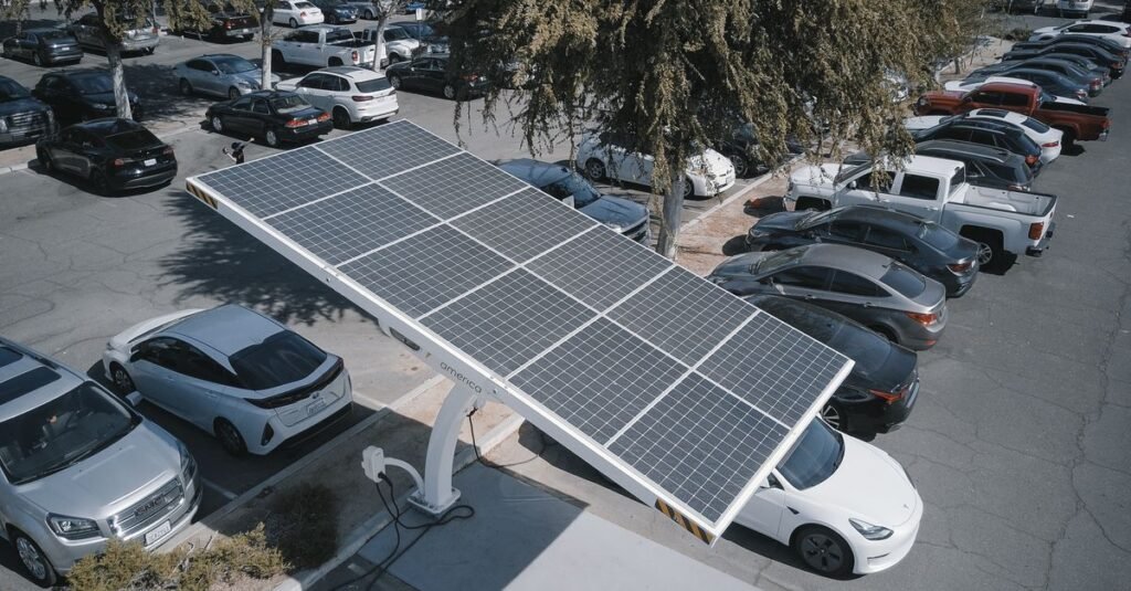 kit solaire pour la recharge de voiture électrique : solution écologique et économique pour recharger votre véhicule à domicile grâce à l'énergie solaire.