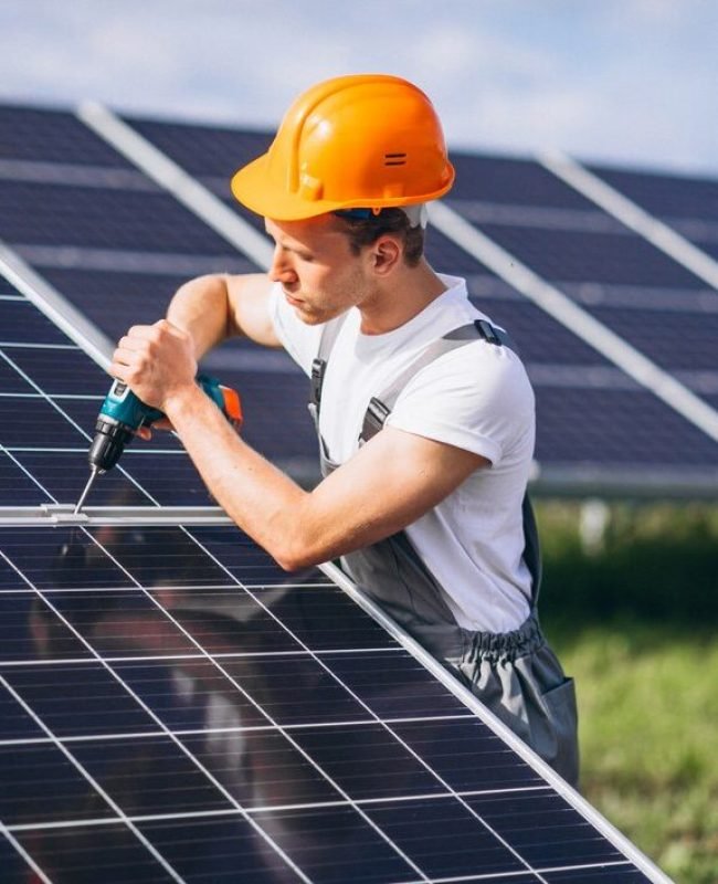 man-worker-firld-by-solar-panels_1303-15551